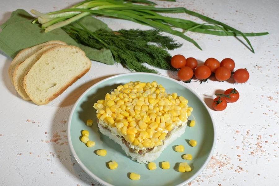 Салат из тунца, риса, яйца, кукурузы