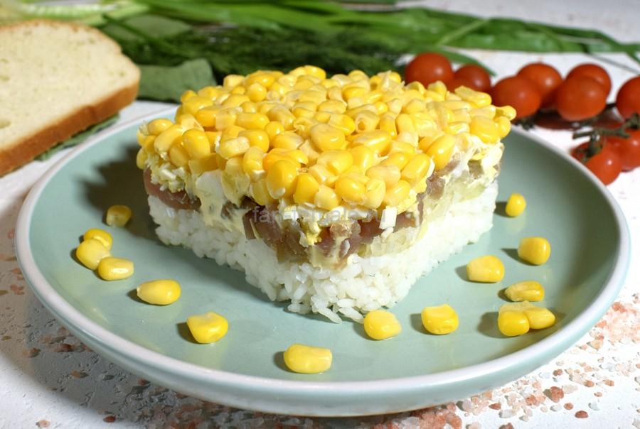 Салат из тунца, риса, яйца, кукурузы