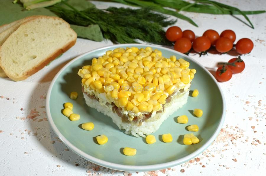 Салат из тунца, риса, яйца, кукурузы