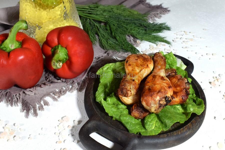 Жареная куриная голень, маринованная луком и лаймом