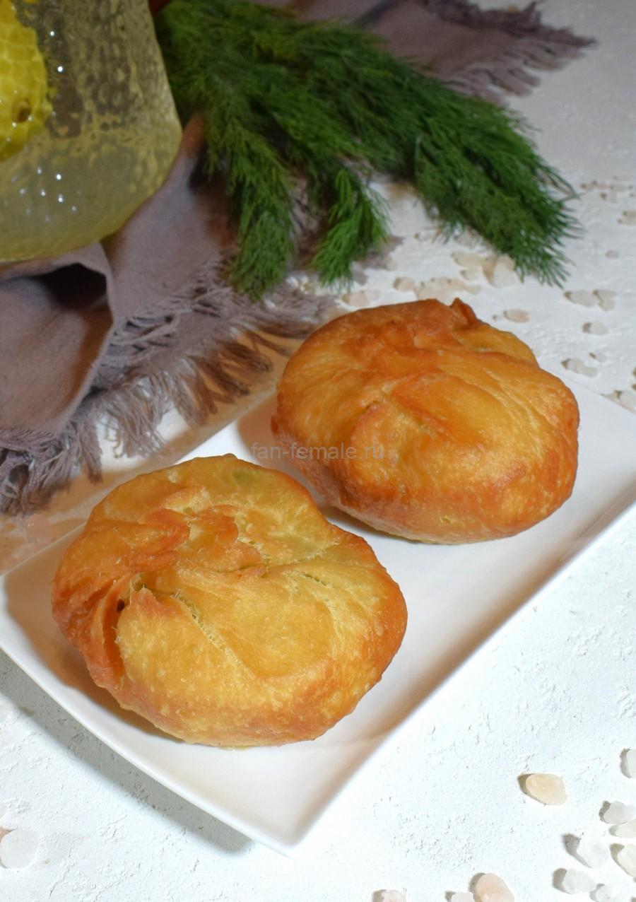 Жареные пирожки с пореем и яйцом
