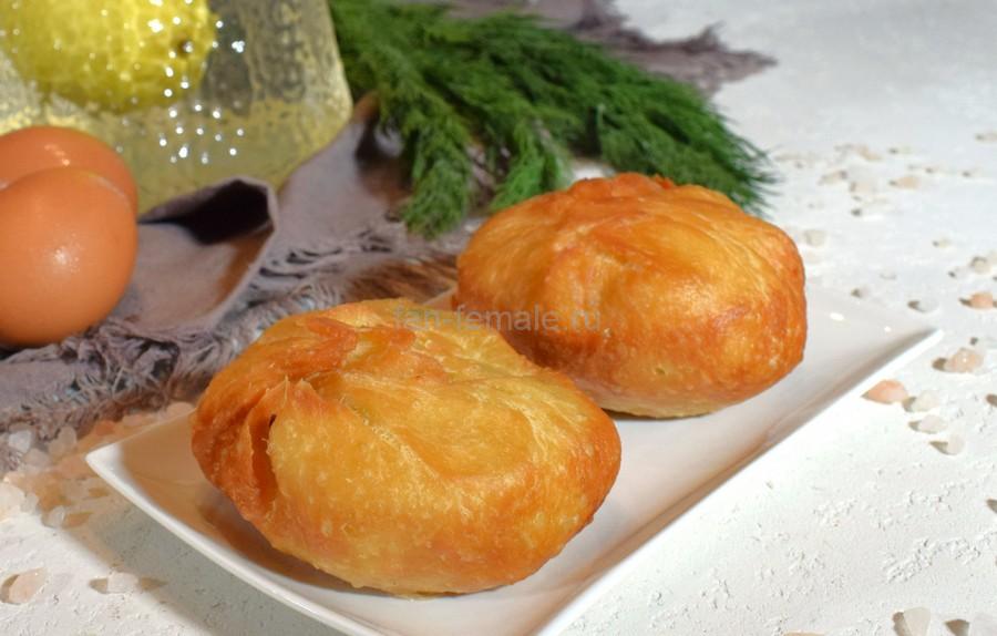 Жареные пирожки с пореем и яйцом