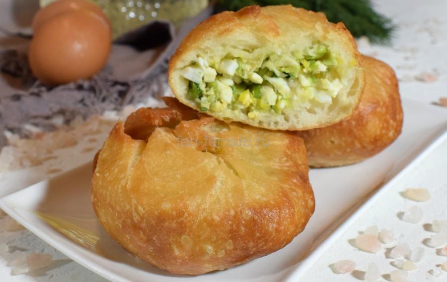Жареные пирожки с пореем и яйцом