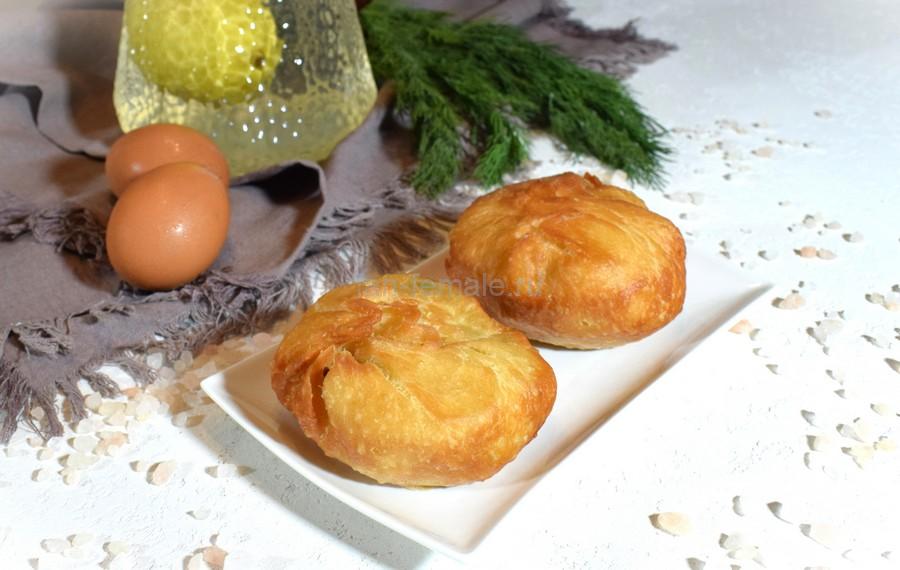 Жареные пирожки с пореем и яйцом