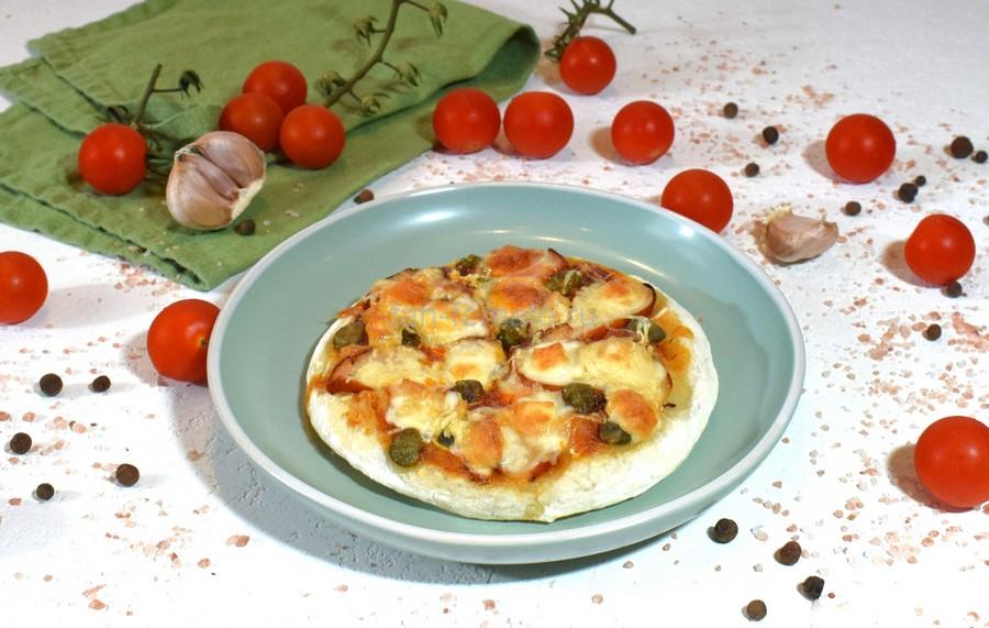 Пиццетта с копченой курицей и каперсами