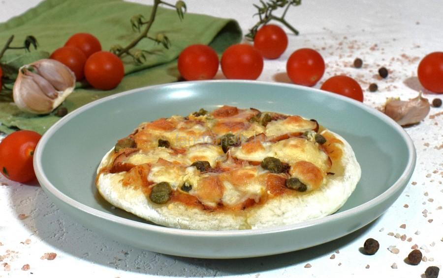 Пиццетта с копченой курицей и каперсами