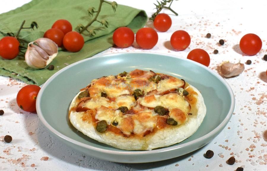 Пиццетта с копченой курицей и каперсами