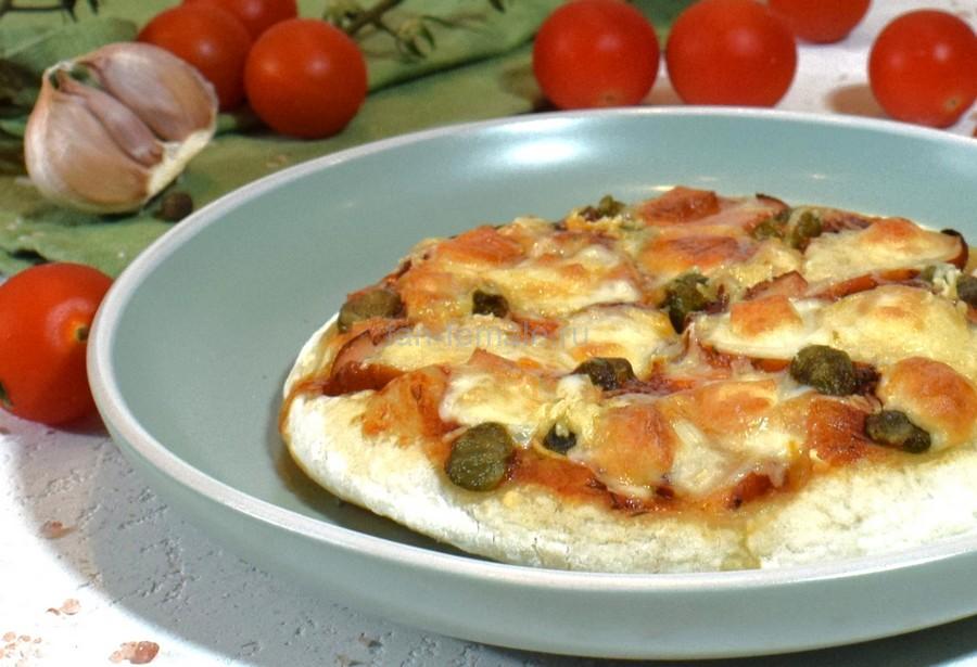 Пиццетта с копченой курицей и каперсами