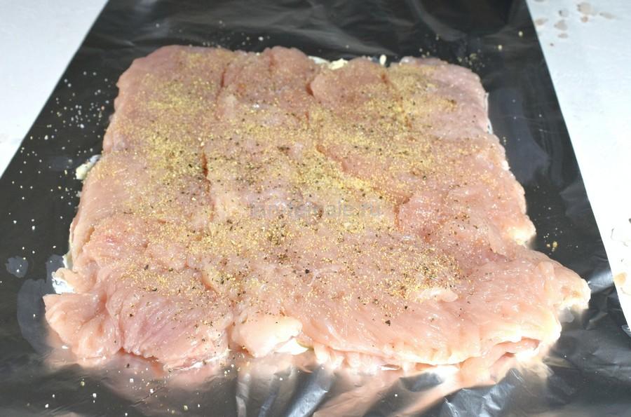 Приготовление рулета из куриной грудки с сыром и укропом, шаг 4
