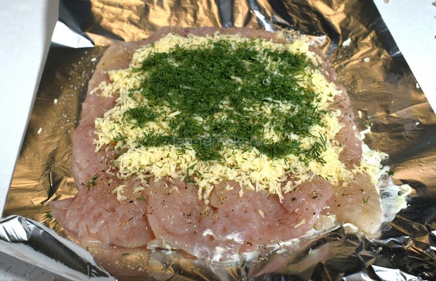 Приготовление рулета из куриной грудки с сыром и укропом, шаг 6