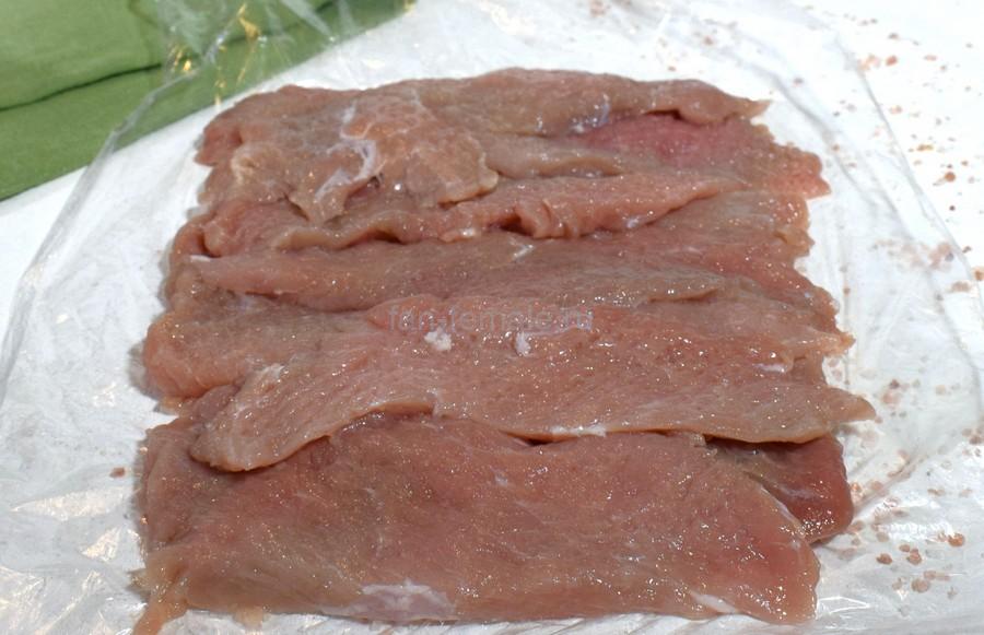 Приготовление рулета из свиного окорока с сыром и базиликом, в шпиге, шаг 2