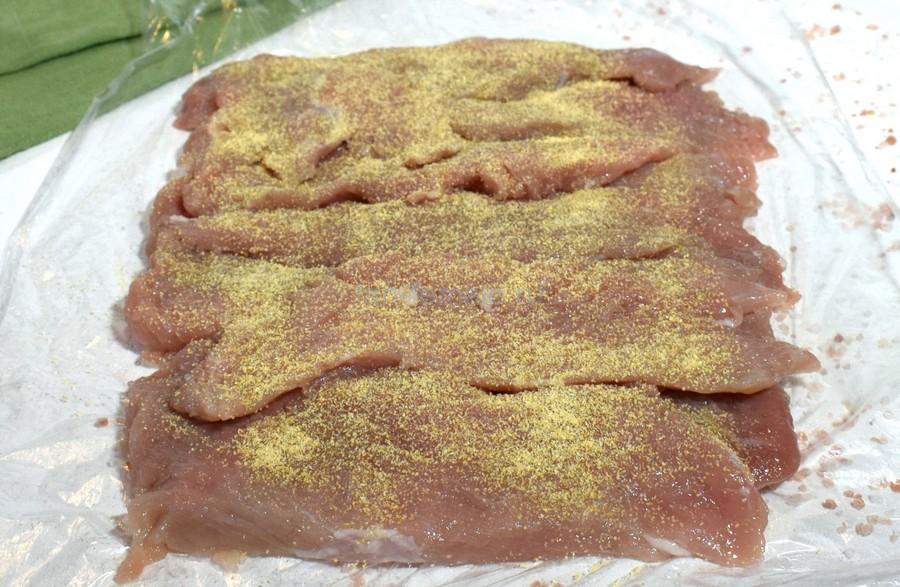 Приготовление рулета из свиного окорока с сыром и базиликом, в шпиге, шаг 3