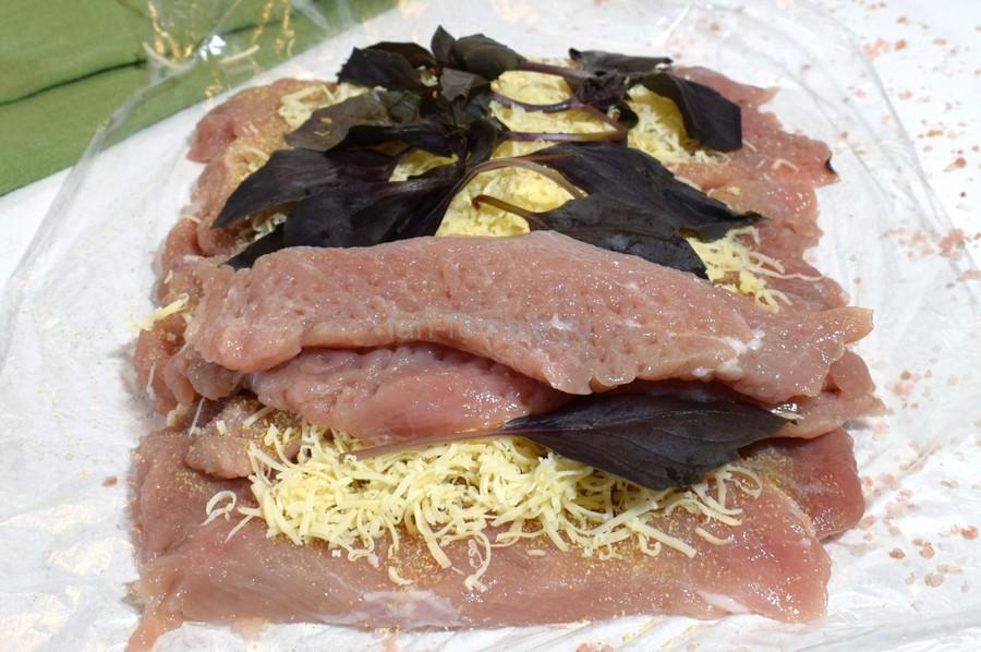 Приготовление рулета из свиного окорока с сыром и базиликом, в шпиге, шаг 6