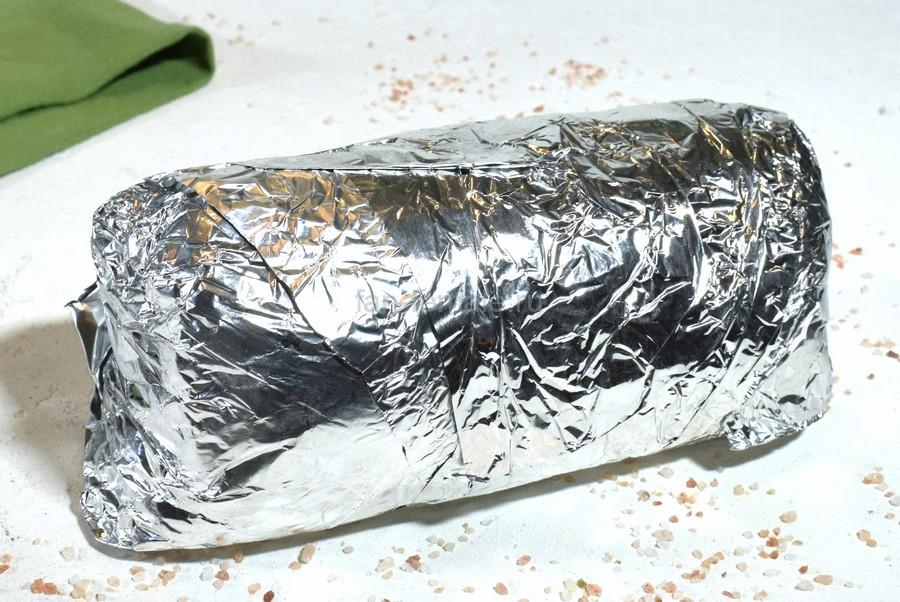 Приготовление рулета из свиного окорока с сыром и базиликом, в шпиге, шаг 9
