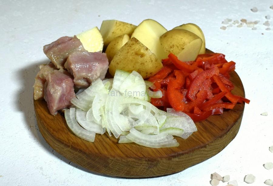 Приготовление тушеной свинины с картофелем и болгарским перцем, шаг 1