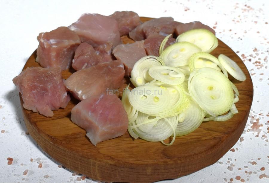 Приготовление тушеной свинины с жареными макаронами, шаг 1