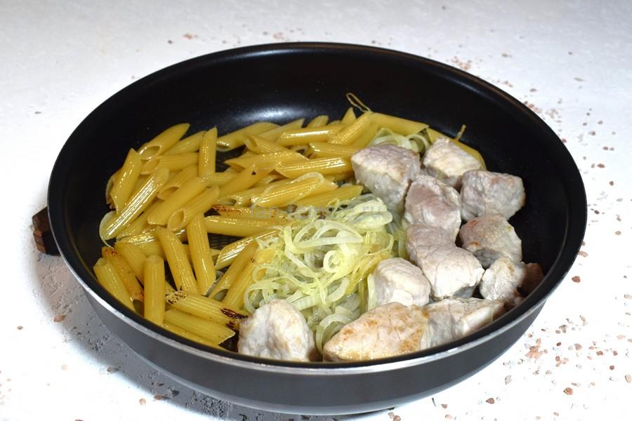 Приготовление тушеной свинины с жареными макаронами, шаг 2