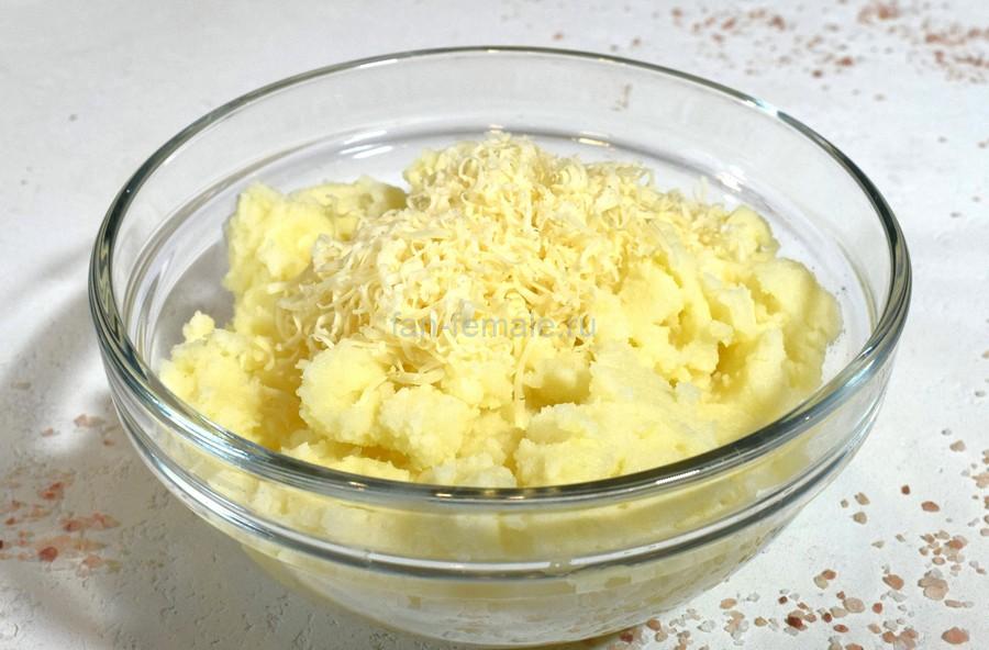 Приготовление жареных пирожков с картофелем и сыром, шаг 2