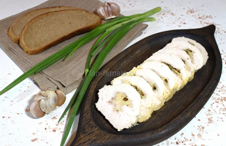 Рулет из куриной грудки с сыром и укропом