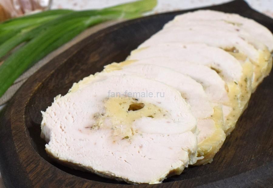 Рулет из куриной грудки с сыром и укропом