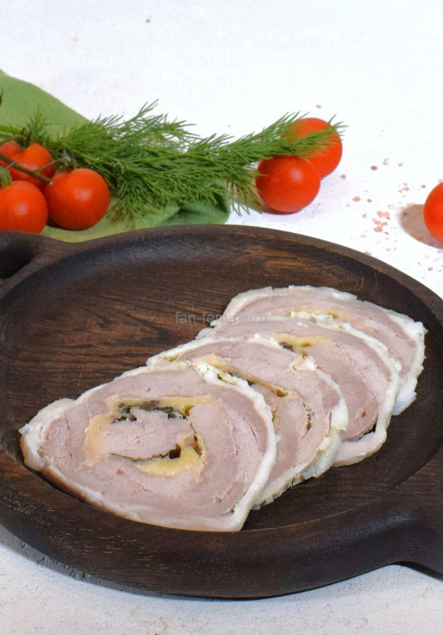 Рулет из свинины с сыром и базиликом, в шпиге