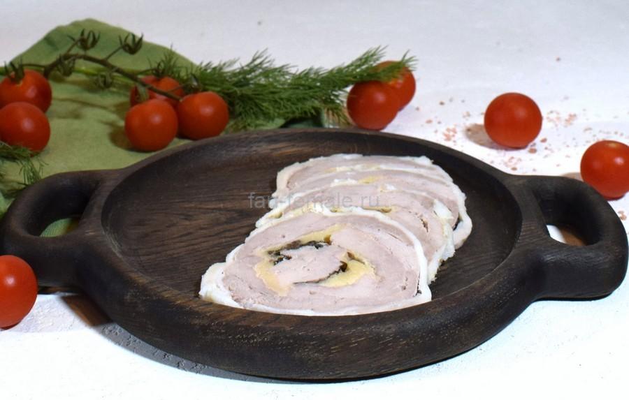 Рулет из свинины с сыром и базиликом, в шпиге