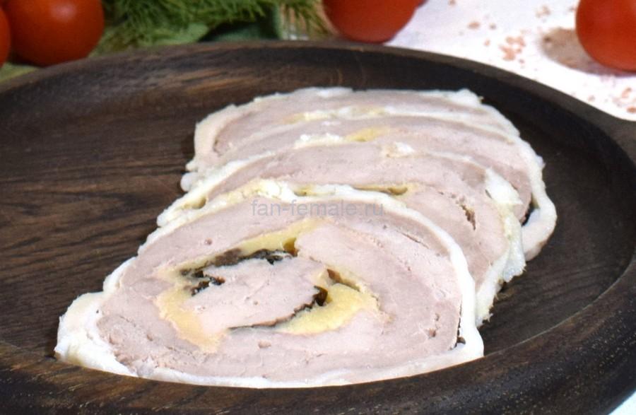 Рулет из свинины с сыром и базиликом, в шпиге