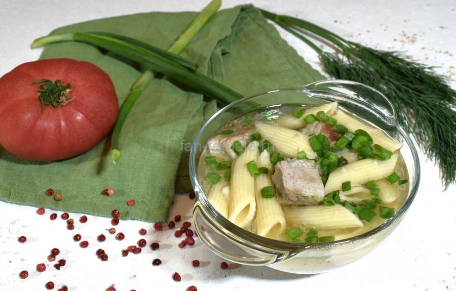 Тушеная свинина с жареными макаронами