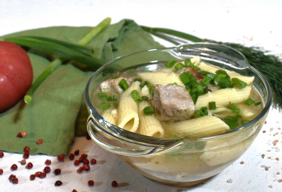 Тушеная свинина с жареными макаронами