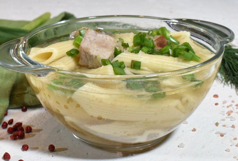 Тушеная свинина с жареными макаронами