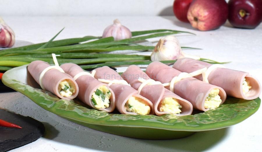Витки из ветчины с сыром, зеленым луком и чесноком