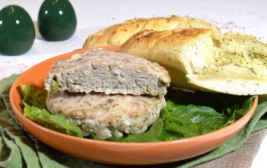 Печеные рубленые котлеты из свинины с чесноком и укропом