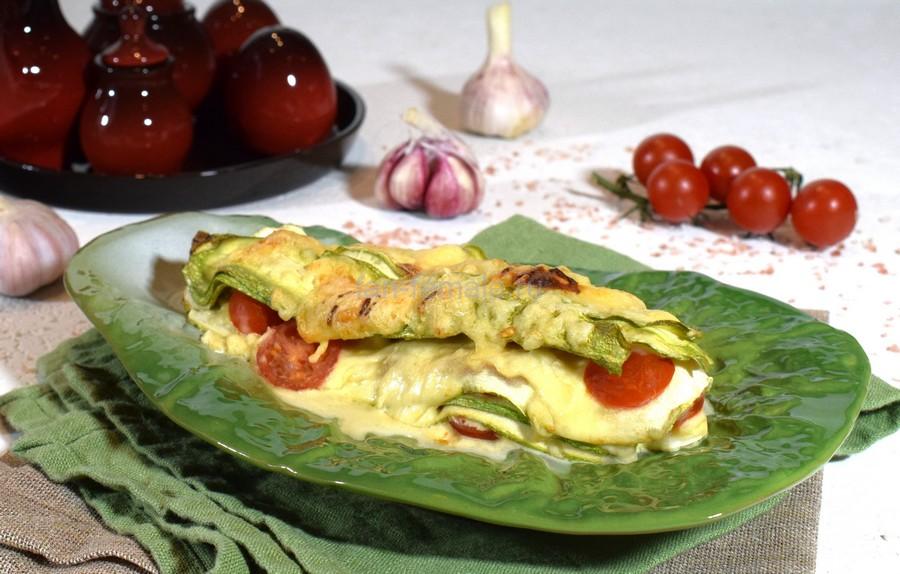 Печеный кабачок с сыром, чесноком, черри