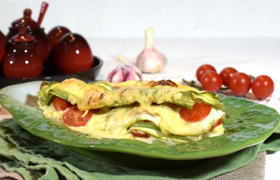 Печеный кабачок с сыром, чесноком, черри