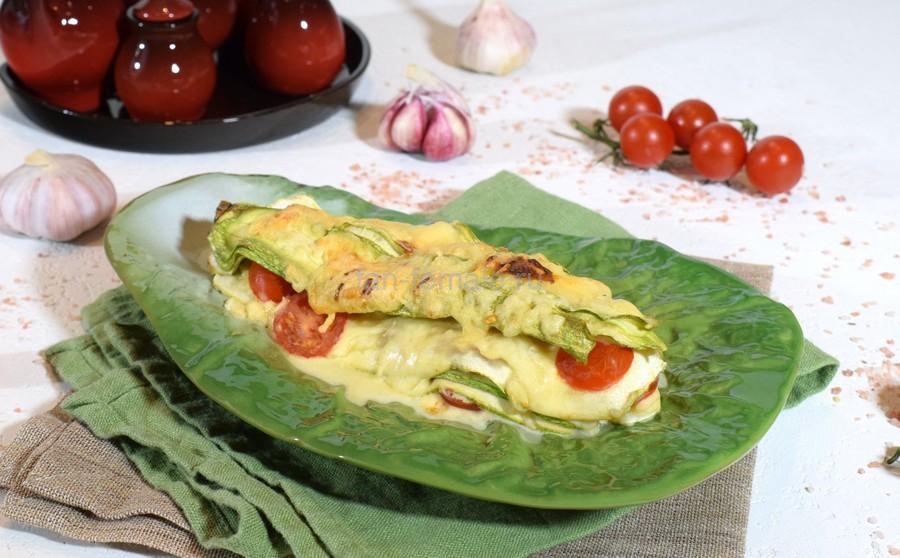 Печеный кабачок с сыром, чесноком, черри