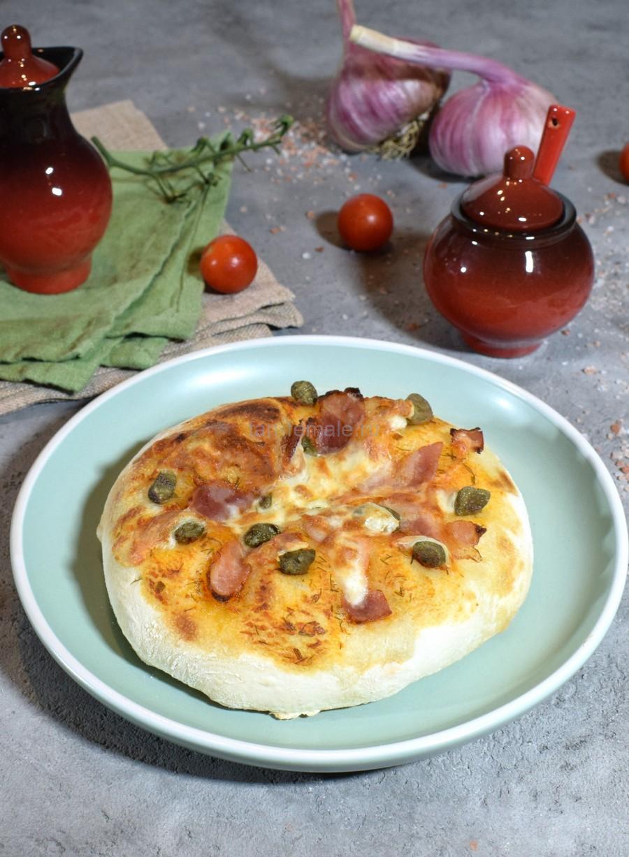 Пиццетта с сырокопченым беконом и каперсами