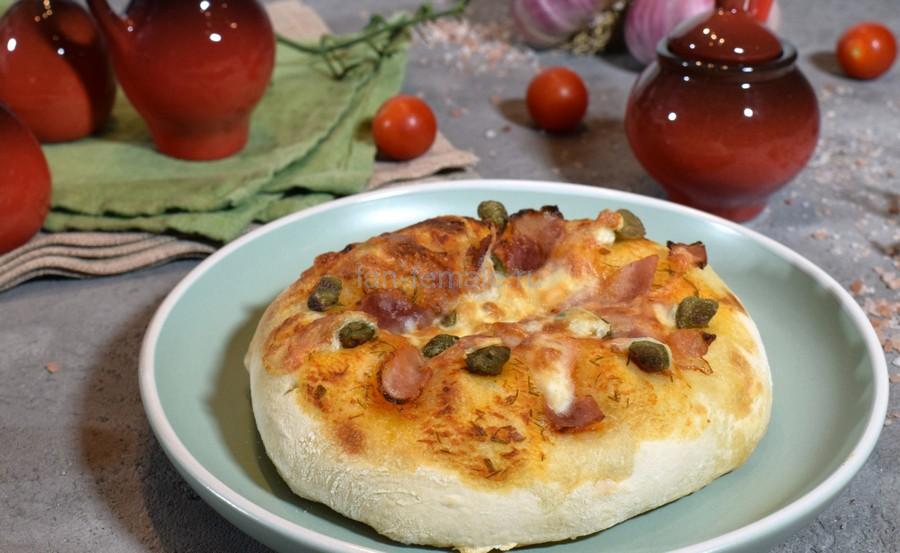Пиццетта с сырокопченым беконом и каперсами