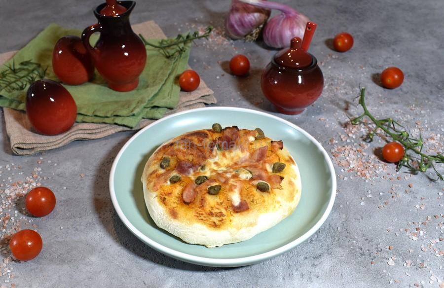 Пиццетта с сырокопченым беконом и каперсами