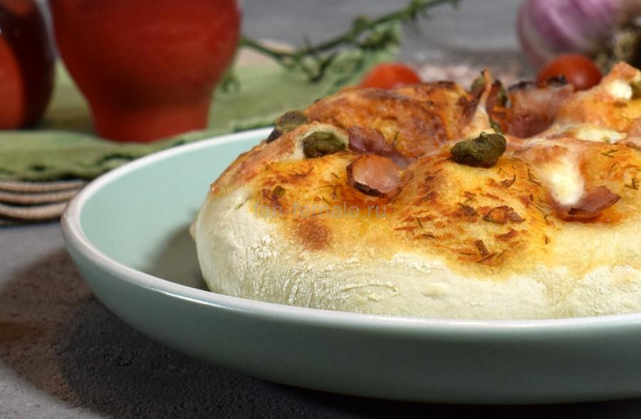 Пиццетта с сырокопченым беконом и каперсами