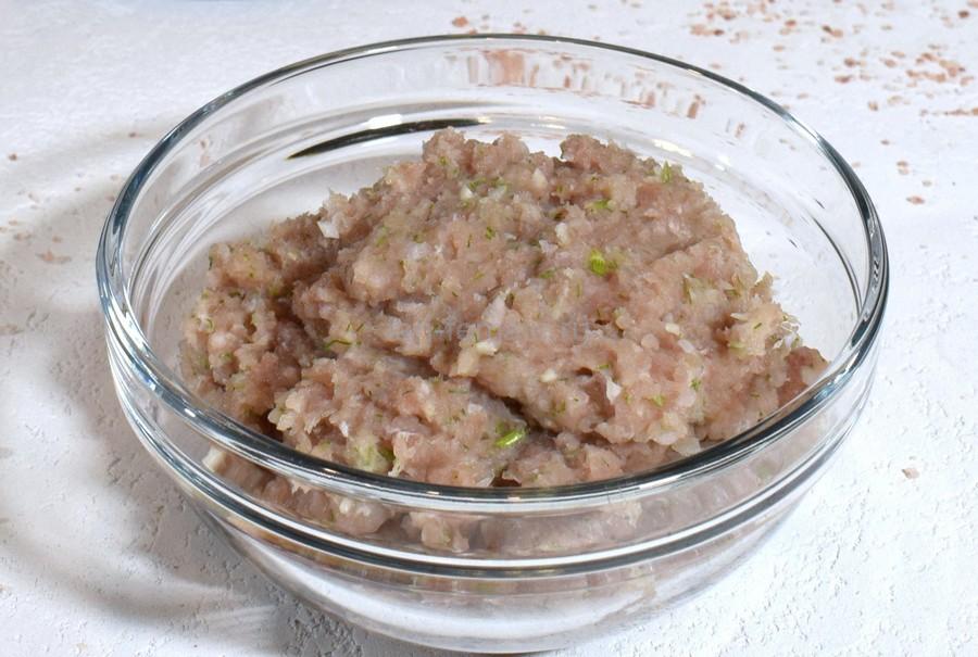 Приготовление печеных рубленых котлет из свинины с чесноком и укропом, шаг 1 Приготовление печеных рубленых котлет из свинины с чесноком и укропом, шаг 1