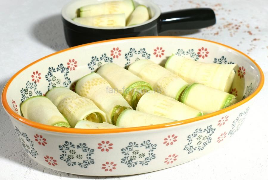 Приготовление рулетиков из кабачка с сыром и чесноком, запеченных с моцареллой, шаг 5