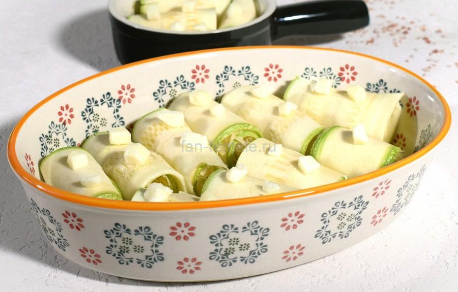Приготовление рулетиков из кабачка с сыром и чесноком, запеченных с моцареллой, шаг 6