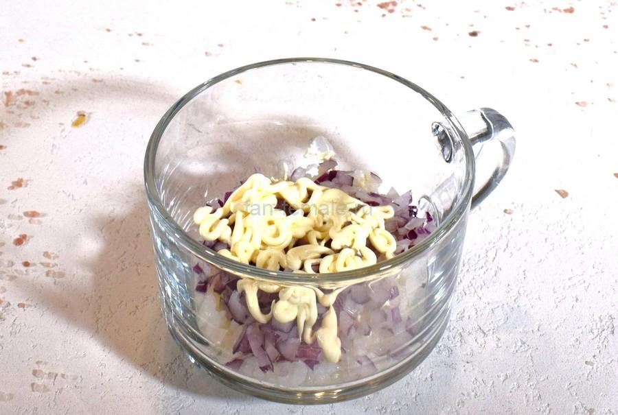 Приготовление салата из риса, копченого кальмара, яйца, лука, шаг 3