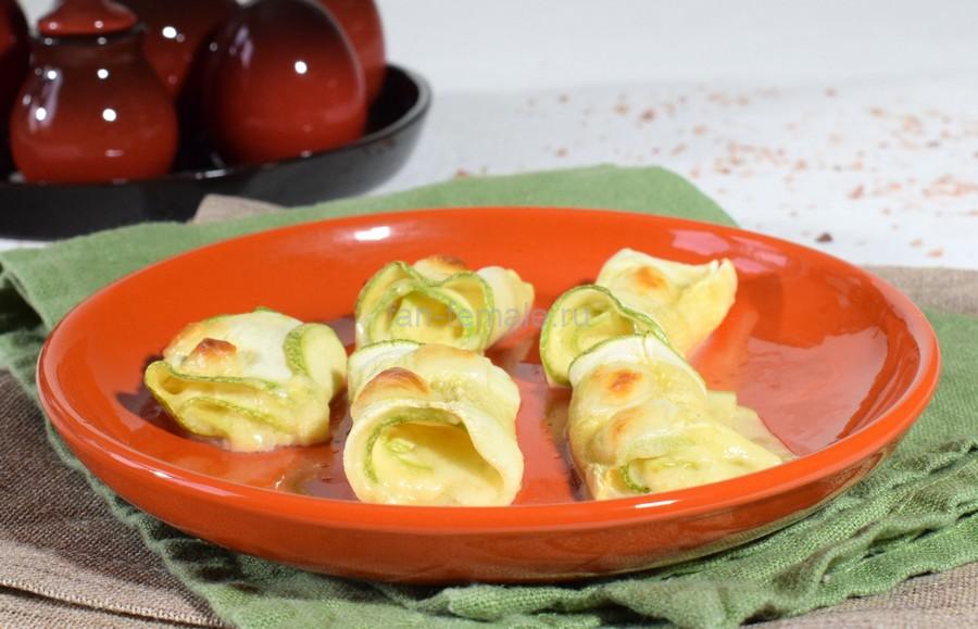 Рулетики из кабачка с сыром и чесноком, запеченные с моцареллой