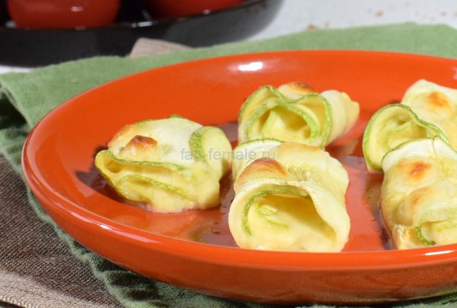Рулетики из кабачка с сыром и чесноком, запеченные с моцареллой