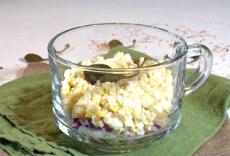 Салат из копченого кальмара, риса, яйца, лука