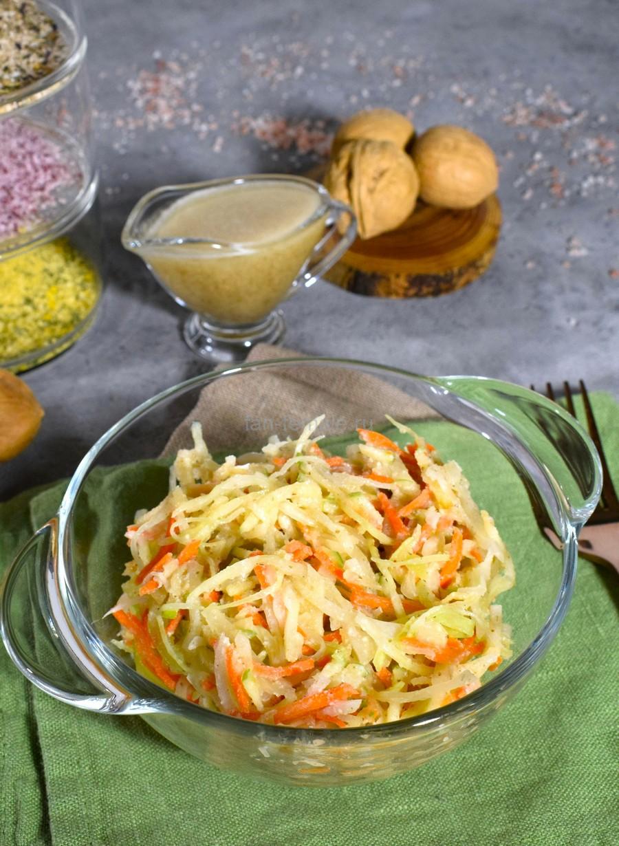 Капуста с морковью, перцем, яблоком, орехово-чесночной заправкой