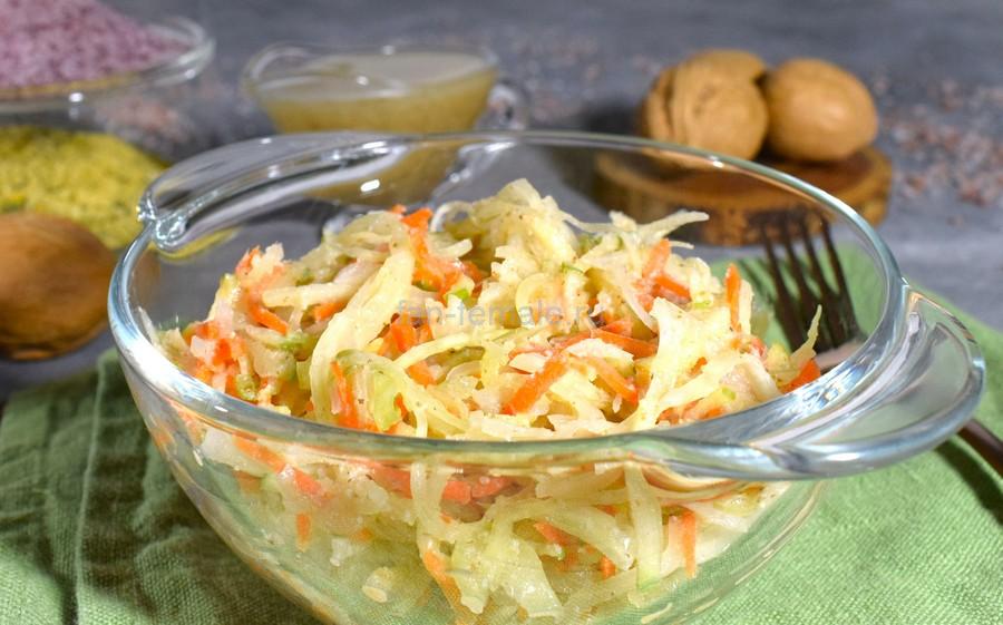 Капуста с морковью, перцем, яблоком, орехово-чесночной заправкой
