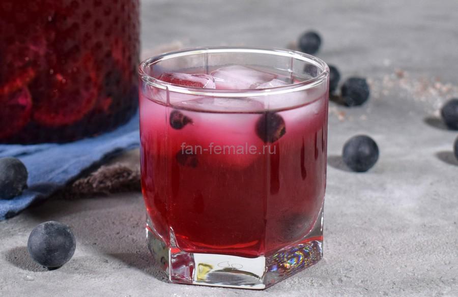 Напиток из лайма и черной смородины