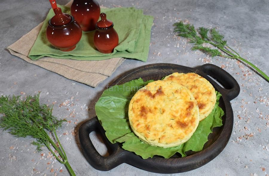 Печеные картофельный биточки с луком и укропом